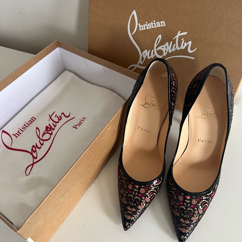Christian Louboutin
So Pretty 120 Pat/Glitter/Suede 1150253 Pumps
Size 37